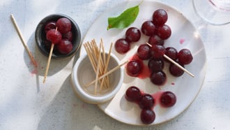 Sfere di gelatina alle ciliegie e alla cola