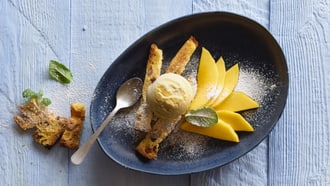 Gerösteter Panettone mit Mangoglace
