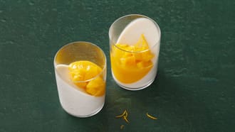 Panna cotta al cocco con salsa di mango