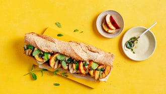 Sandwich di halloumi e nettarine alla griglia