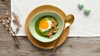 Œuf poché avec pesto de macadamia à la ciboulette