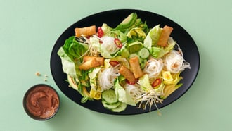 Salade de nouilles de riz avec rouleaux de printemps
