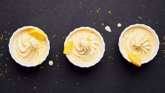 Zitronen-Softice mit Limoncello-Sauce