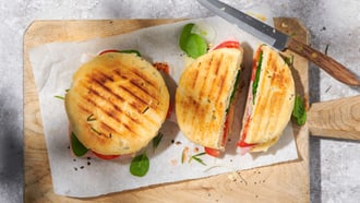 Sandwich au pain cuit sur le gril