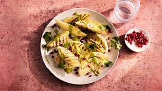 Chou grillé avec sauce verte au tahini