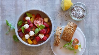 Salade de tomates et de mozzarella aux framboises