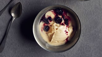Tsampa-Joghurt-Glace mit Vanillekirschen