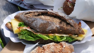 Kräutersandwich mit Käse und Speck