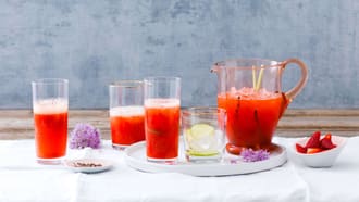 Drink alla limetta e fragola con pepe ai fiori