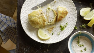 Kräuter-Poulet im Teig mit Joghurtdip