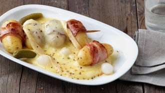 Raclette con spiedini di patate alla pancetta