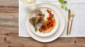 Steak di tonno alla griglia con caponata al melone