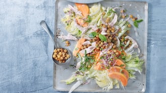 Insalata iceberg con papaia e pollo