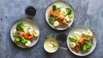 Œufs à la sauce moutarde avec légumes