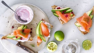 Tartines à l'avocat et au saumon avec fromage frais rose