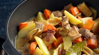 Potée avec viande et fruits séchés