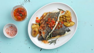 Filetti di pesce grigliati con pomodoro e capperi