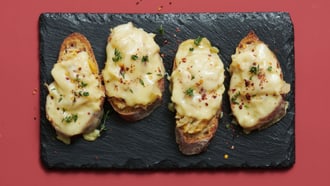 Croûtes au fromage à raclette avec choucroute