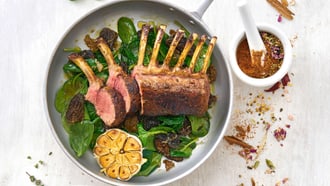 Carré d'agnello con spugnole e spinaci