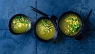 Federkohl-Sellerie-Suppe mit Röstzwiebel-Gremolata