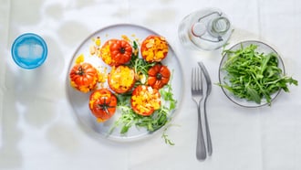 Tomaten mit Polenta-Mandel-Streusel