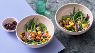 Salade de pain avec haricots, pêche et oignon