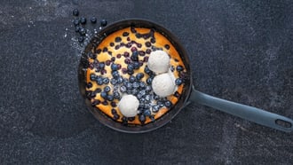 Cake aux myrtilles végan cuit sur le gril avec glace