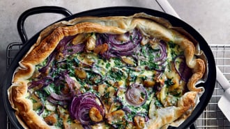 Torta di cipolle e castagne alle erbe