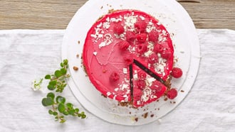 Tourte au sorbet à la framboise sur biscuit aux amaretti