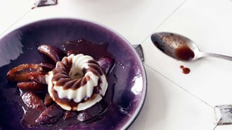 Gelato marmorizzato alle prugne e alla crema