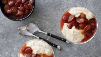 Caramelcreme mit Traubenkompott