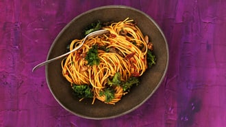 Spaghetti con pesto di porcini e pomodori secchi