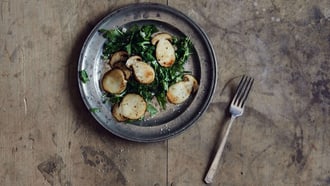 Cèpes rissolés sur salade de roquette