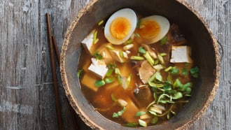 Asiatische Suppe mit Tofu und Shiitake