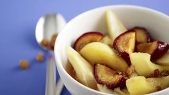 Im Traubensaft gebackener Fruchtsalat
