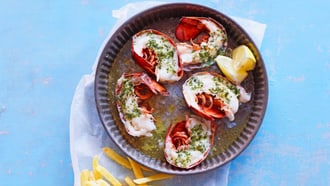 Queue de homard au four avec beurre à l'estragon