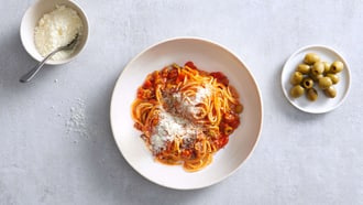 Spaghetti con ragù e olive