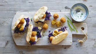 Pane pita con falafel e cavolo rosso
