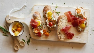 Tartine de cottage cheese à la tomate et à la viande des Grisons