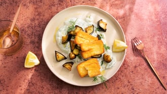 Halloumi-Auberginen-Salat mit Gurkenjoghurt
