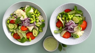 Gurken-Zucchetti-Salat mit Erdbeeren