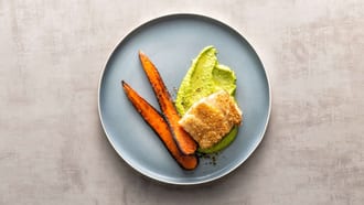 Kabeljau mit Sesam-Vanille, Erbsenpüree und Karotten