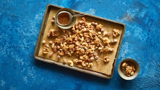 Caramelisierte Nussmischung mit Sesam