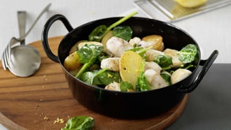 Sauté de poulet et de pommes de terre aux épinards et au citron