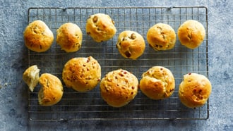Zopfbrötchen mit Speck, Rosmarin und Oliven