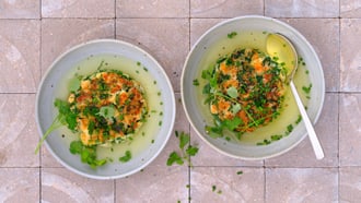 Bouillon avec knödel au fromage