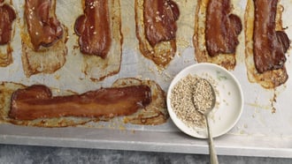 Pancetta croccante con salsa sriracha