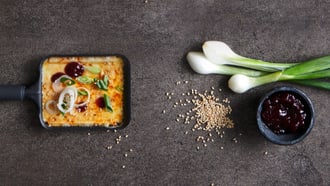 Raclette mit Preiselbeer-Sesam-Topping