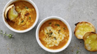 Zuppetta alla mozzarella con pane all'aglio