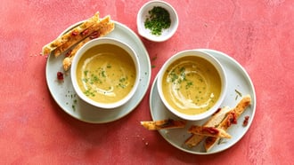 Velouté aux légumes avec focaccia aux tomates séchées